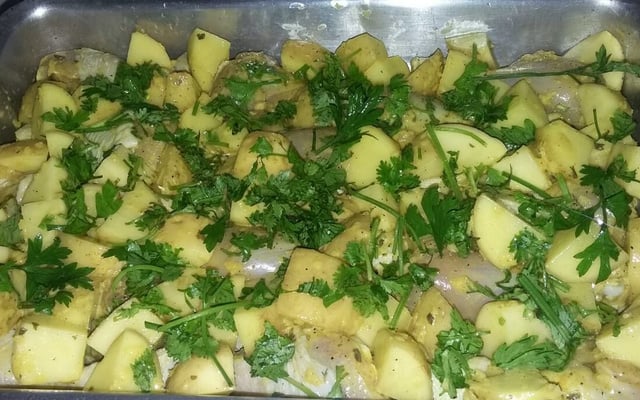 Frango assado com batatas