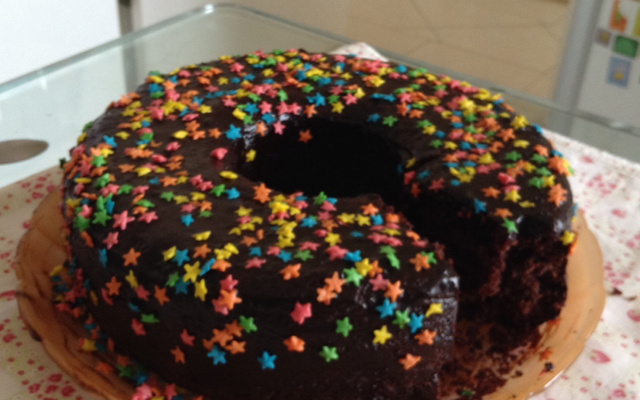 Bolo de chocolate integral com cobertura