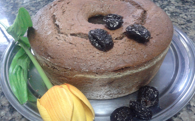 Bolo de chocolate e ameixa fofinho