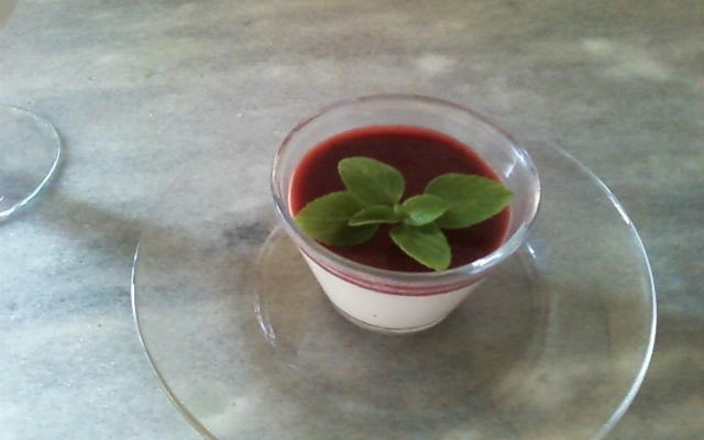 Panna cotta light com geleia de morango