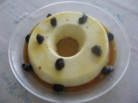 Delicioso creme de coco com calda de caramelo