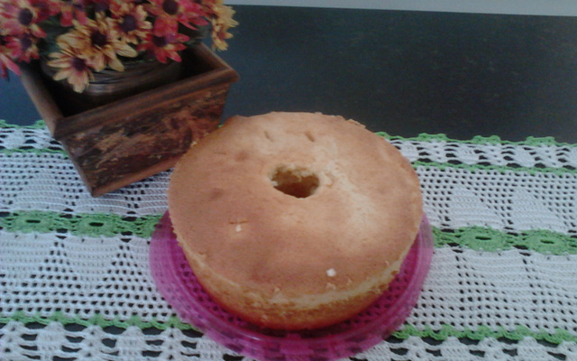 Bolo de laranja com cobertura de laranja.