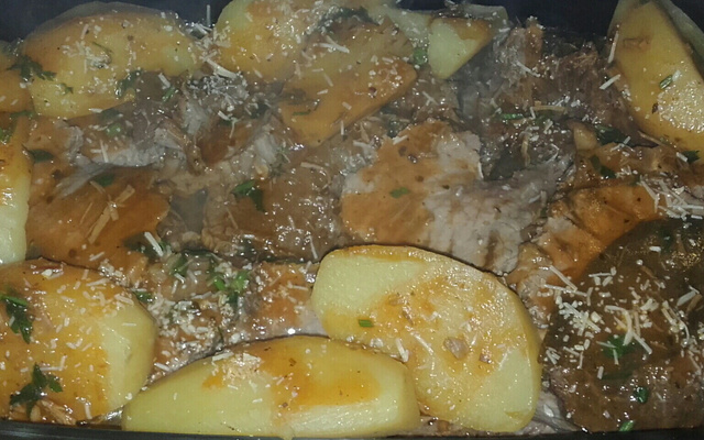 Carne assada com batatas