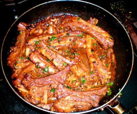 Costelinha de porco com pinhão