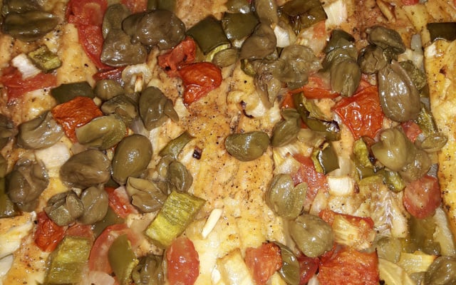 Filé de polaca assado com alcaparras