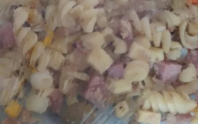 Salada de macarrão colorida