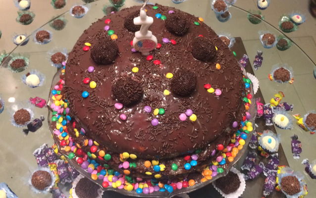 Bolo de aniversário colorido