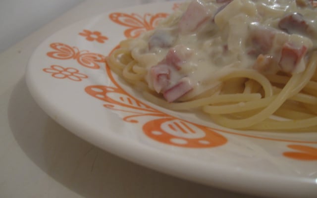 Macarrão ao molho branco  com bacon ou presunto