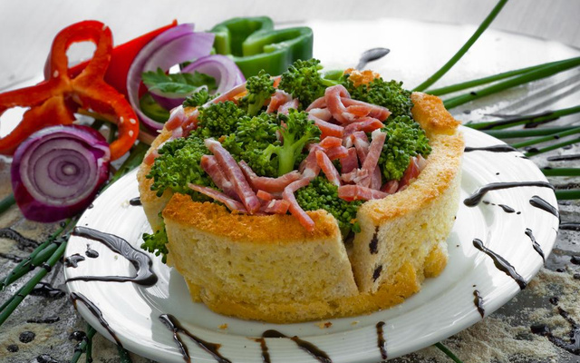 Torta de brócolis com salame