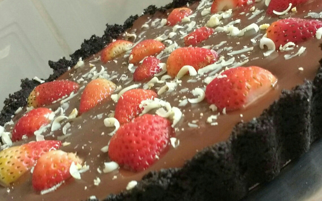 Torta de biscoito de chocolate recheado de baunilha, chocolate e morangos