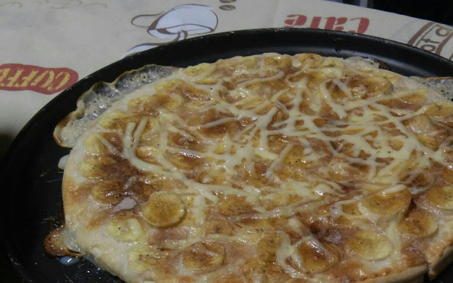 Pizza de banana com leite condensado