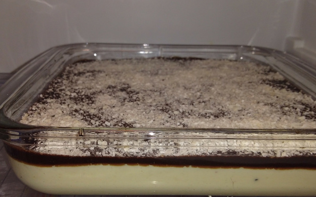 Doce de coco com chocolate na tigela