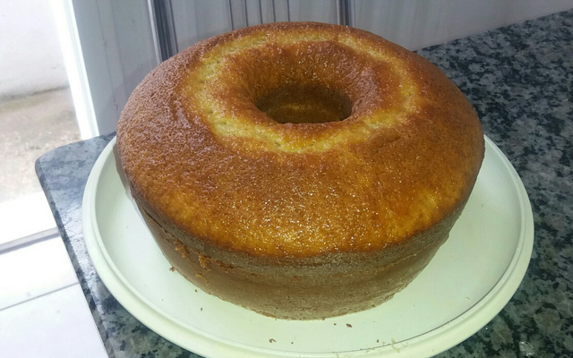 Bolo simples de liquidificador com cobertura de chocolate