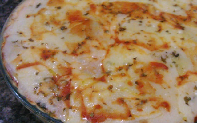 Arroz escondidinho com frango e queijo