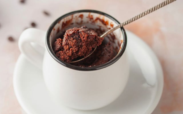 Bolo de caneca na airfryer que fica superfofinho