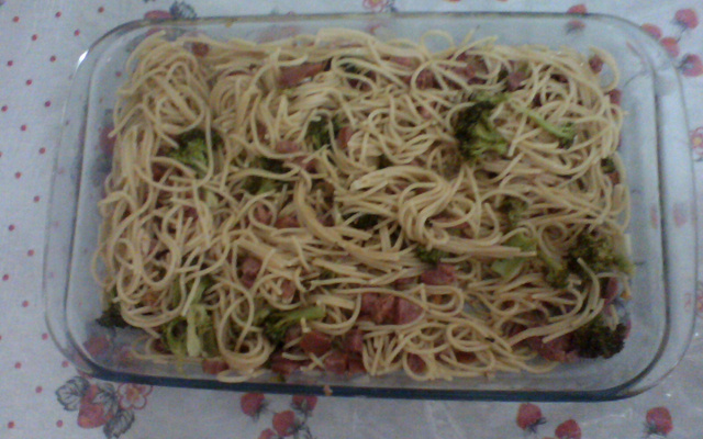 Macarrão alho e óleo e brócolis