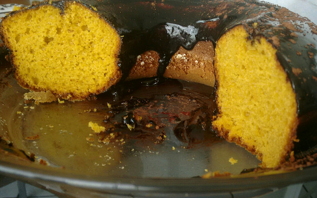 Bolo de cenoura com calda de chocolate de microondas