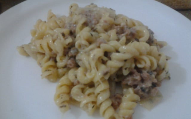 Macarrão com carne moída ao molho branco