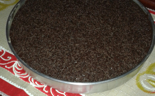 Bolo de chocolate com granulado