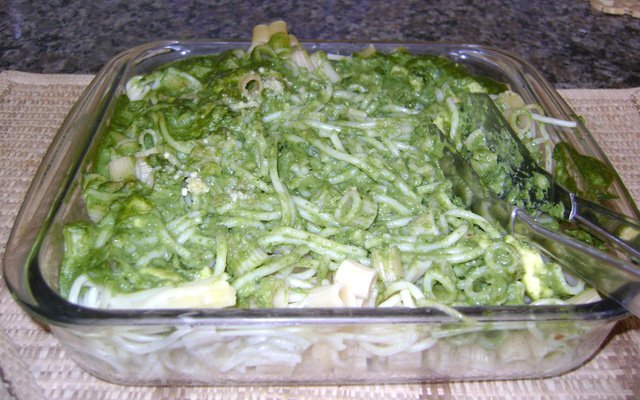 Espaguete ao molho verde com queijo