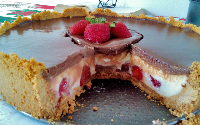Torta de morango com mousse de chocolate