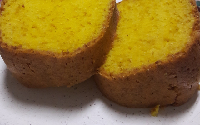 Bolo de cenoura com laranja inteira
