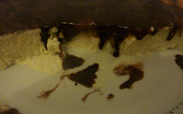 Sobremesa cremosa com calda de chocolate