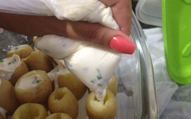 Petisco de batatinha recheada com requeijão