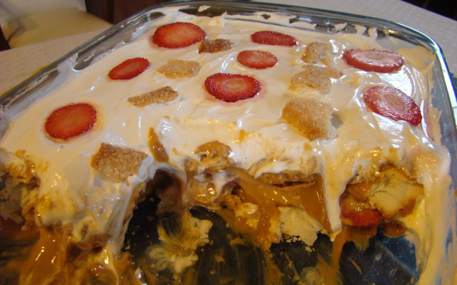 Pavê folhado de doce de leite e morangos