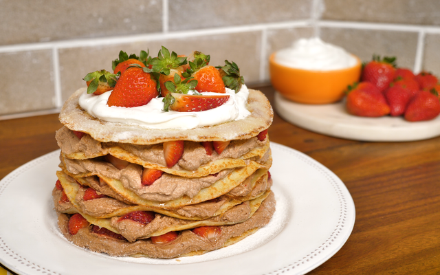 Torta doce com massa de panqueca