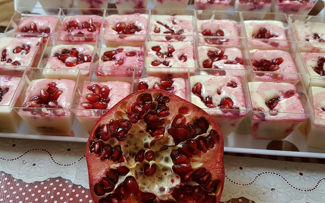 Mousse com Calda de Romã