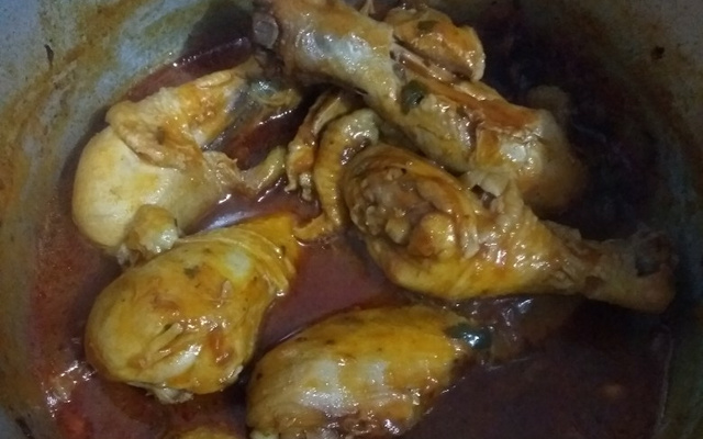 Frango com molho vermelho