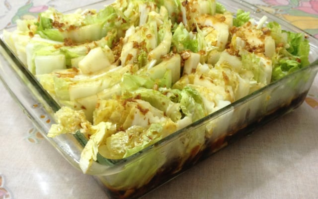 Salada de acelga oriental com alho e gengibre fritos