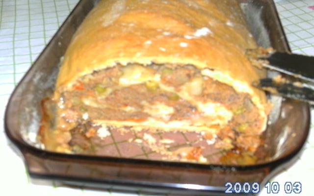 Rocambole de carne moída com massa de pão caseiro