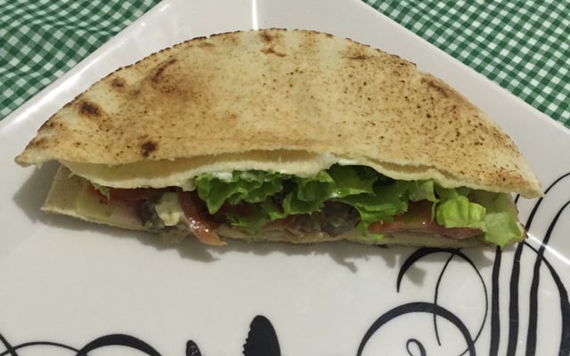 Sanduiche de pão sírio com filé mignon