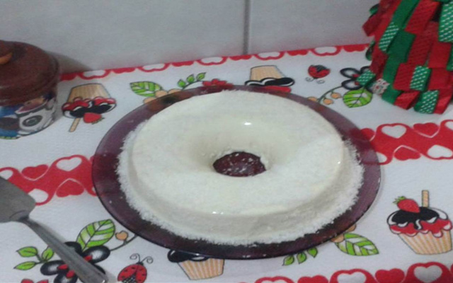 Pudim gelado branco