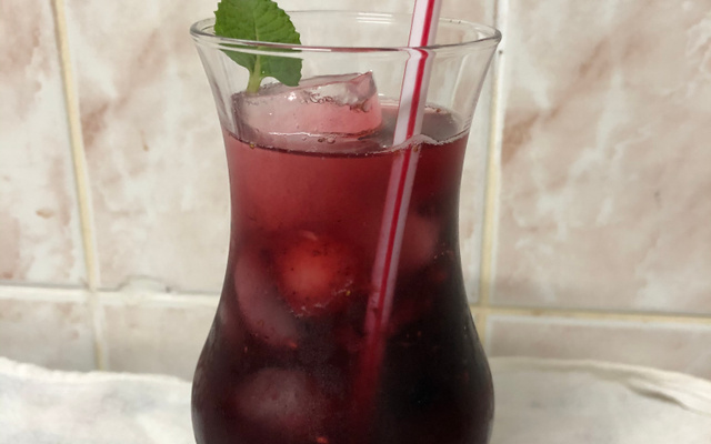 Caipirinha de saquê e frutas vermelhas