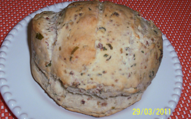 Pãozinho italiano caseiro com salame, azeitonas e ervas frescas