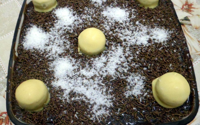 Pavê de creme de avelã e bombom