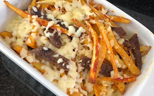 Carne com batata e queijo