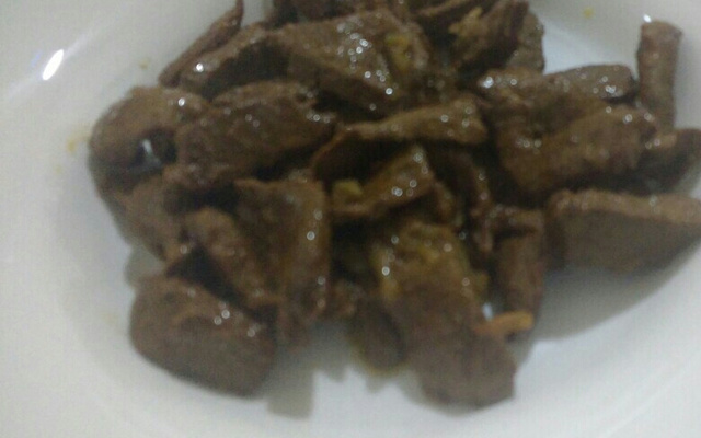 Iscas de fígado aceboladas