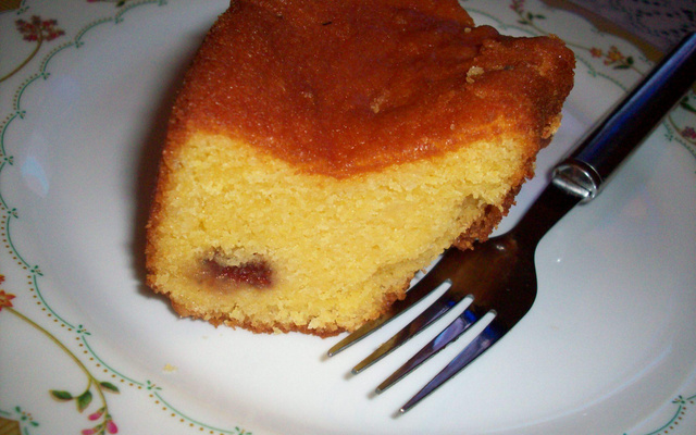 Bolo de fubá com goiabada