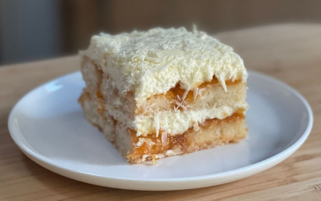 Fatia de torta de biscoito champanhe servido em prato