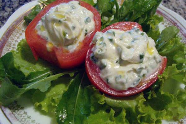 Tomates recheados com creme de ricota temperado