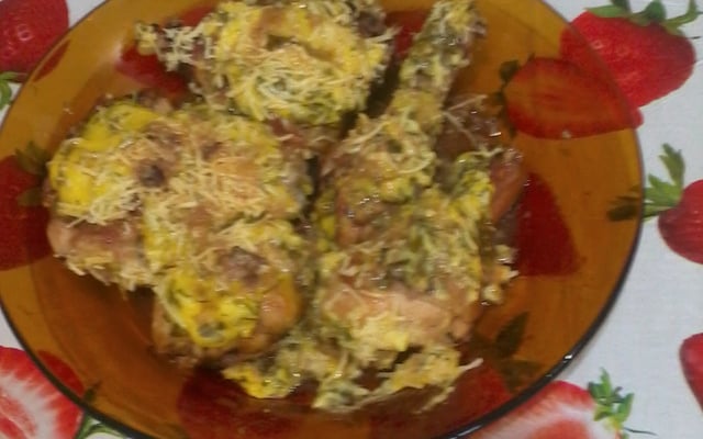 Coxa e sobrecoxa assada com molho de maionese