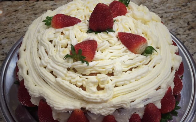 Bolo de morango com nata