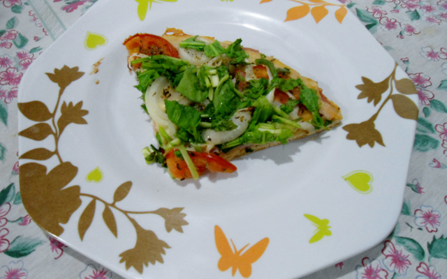 Pizza de rúcula com molho especial