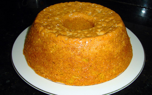Bolo de cenoura e cobertura de leite condensado cozido com coco