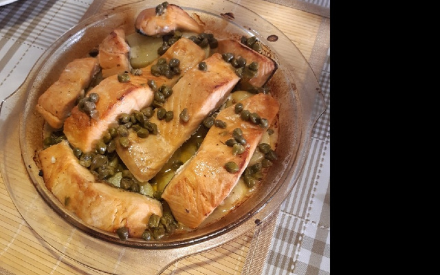 Salmão com molho de alcaparras