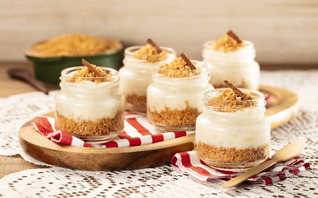 Mungunzá com leite condensado e farofa de amendoim